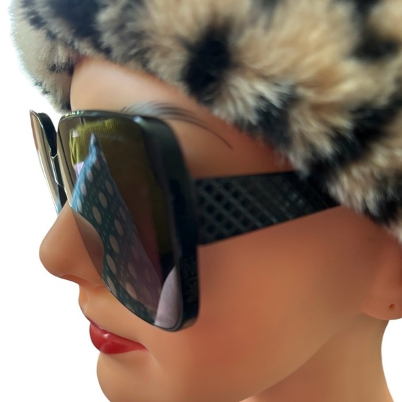 Tahari Butterfly Oversized Sunglasses Shiny Black Frame Smoke Gradient Lens - Picture 7 of 8